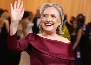 Melihat Simbol Rahasia di Gaun Hillary Clinton