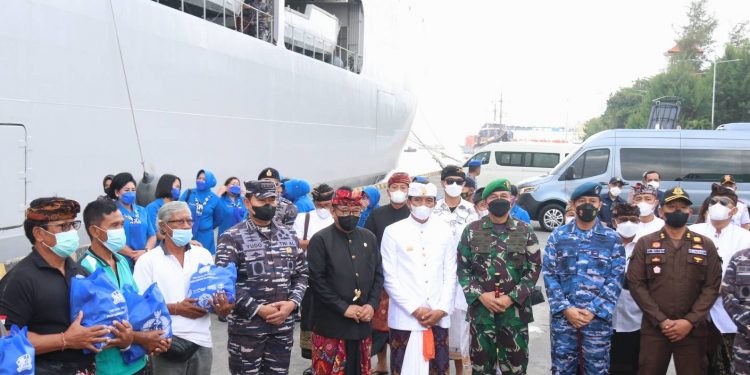 Wagub Cok Ace Ikuti Pelayaran KRI Surabaya-591 di Selat Lombok