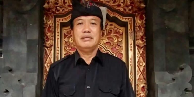 Desa Adat Bayan Dukung Tindakan Deportasi Wisman Foto Tanpa Busana di Pohon Sakral Kayu Putih