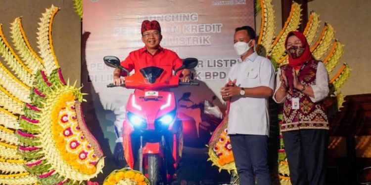 Gubernur Koster Ajak Pegawai BPD Bali Gunakan Motor Listrik