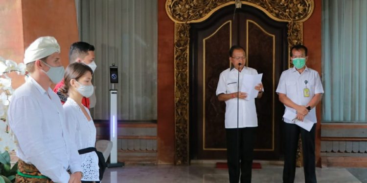 Gubernur Koster Perintahkan Kakanwil Bali Kemenkumham RI Deportasi WNA Berfoto Tanpa Busana di Pohon Sakral Obyek Wisata Kayu Putih, Tabanan