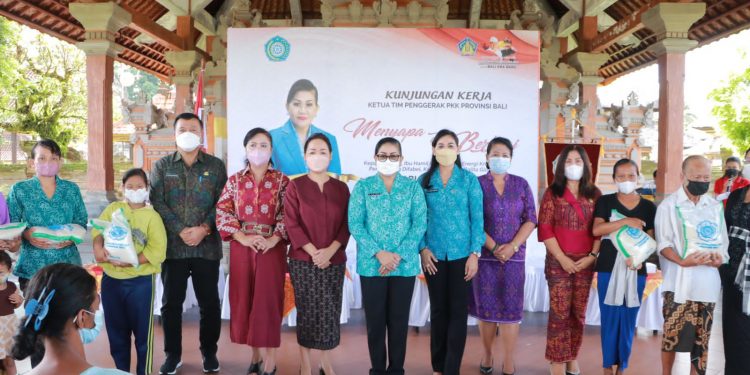 Ketua TP PKK Bali Kembali Gelar Aksi Sosial Ketua TP PKK Provinsi Bali Berbakti dan Berbagi di Kabupaten Gianyar