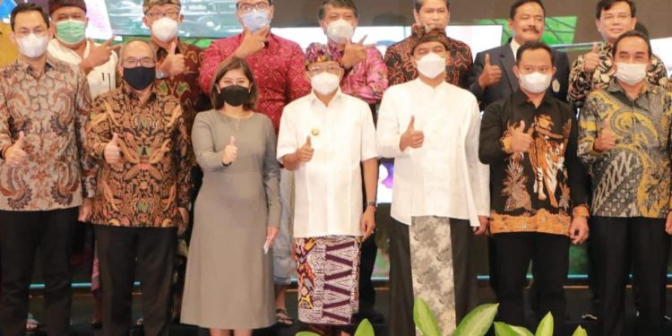 Gubernur Koster Minta Pelaku Pariwisata Berkomitmen Lestarikan Budaya Bali & Wajib Berbusana Adat Bali Setiap Hari Kamis