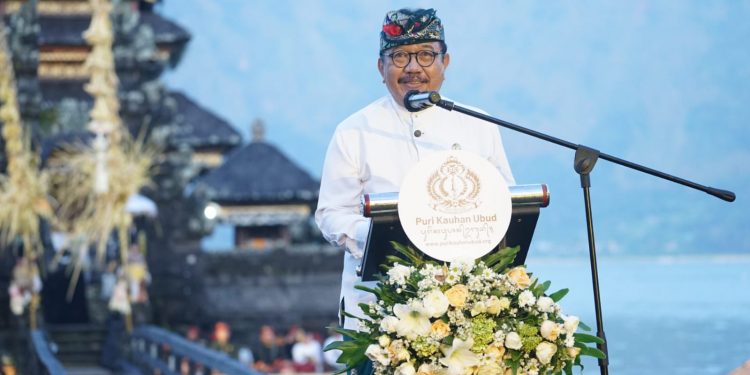 Hadiri Pagelaran “Nuwur Kukuwung Ranu”, Wagub Cok Ace Ungkap Makna Tumpek Wariga Dihadapan Dua Menteri