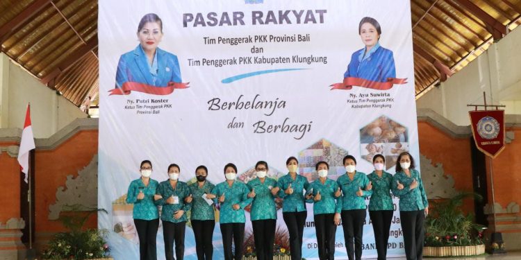 Ketua TP PKK Prov Bali dalam Gerakan Belanja & Berbagi di Kabupaten Klungkung