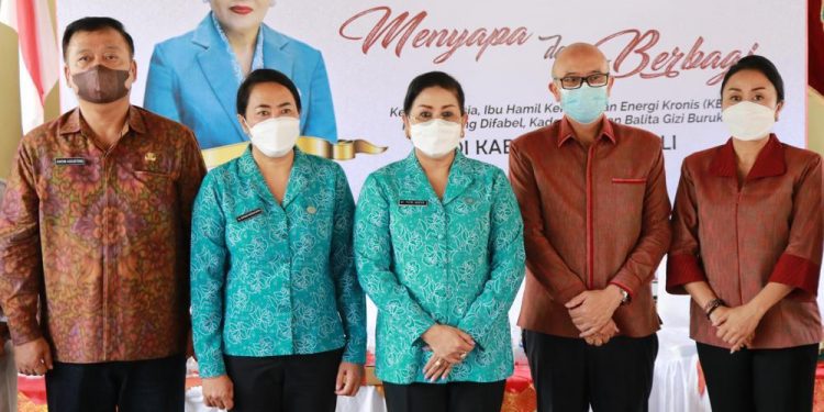 Ketua Tim PKK Bali Laksanakan Kunjungan Kerja Serta Menyapa & Berbagi di 2 kecamatan Bangi