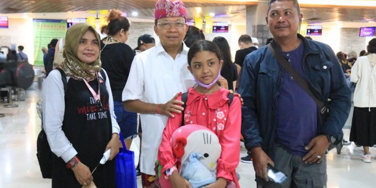 Wisatawan Domestik Antusias Sambut Gubernur Koster di Terminal Domestik Keberangkatan & Kedatangan Bandara I Gusti Ngurah Rai