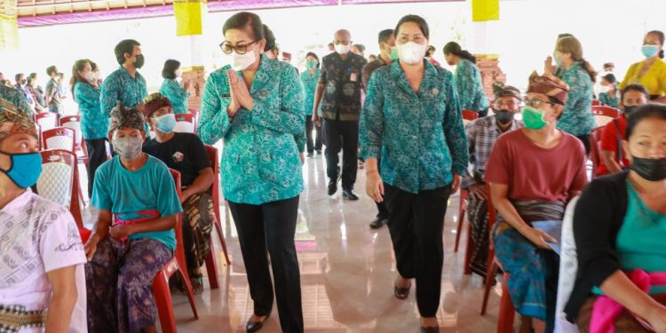 Ny.Putri Koster Gelar Aksi Sosial “Menyapa & Berbagi” di Desa Dalung & Legian ,Kabupaten Badung