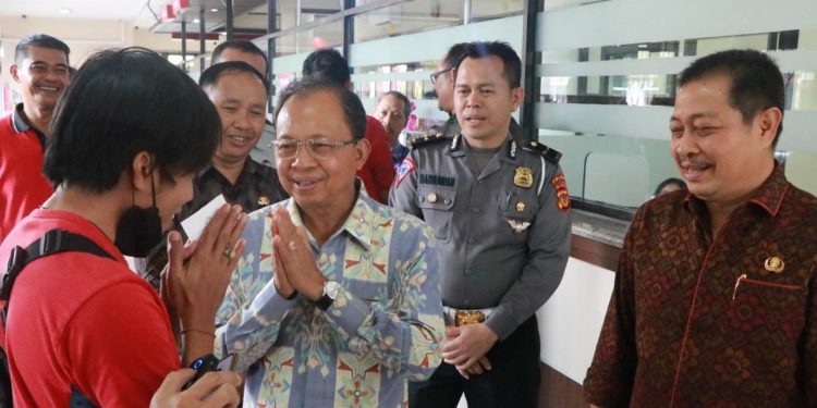 Gubernur Koster Tinjau Pelayanan Pajak di PPRD Kota Denpasar dan Kabupaten Badung