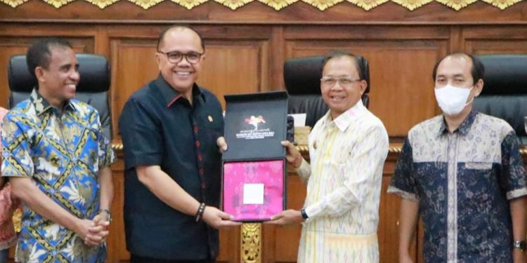 Wakil Ketua Komisi II DPR RI Dihadapan Gubernur Wayan Koster Tegaskan RUU Provinsi Bali Segera Disahkan Jadi Undang – Undang