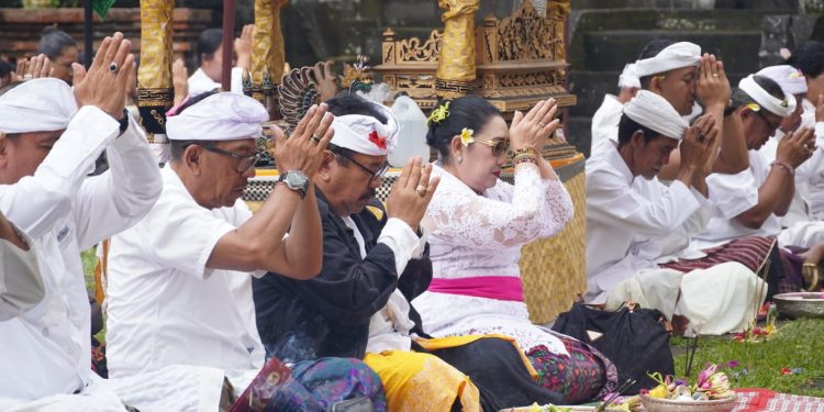 Wagub Cok Ace Hadiri Prosesi Mapepada Wewalungan Sehari Jelang Puncak Karya Pujawali Pura Mandara Giri Semeru Agung