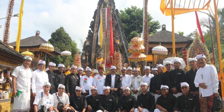 Wagub Cok Ace Hadiri Prosesi Nganyarin oleh Pemkab Bangli di Pura Mandara Giri Agung Semeru