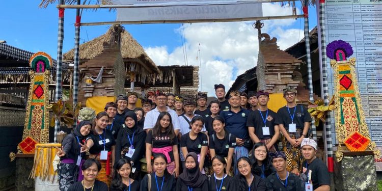 Tim Bantuan Medis Janar Duta FK Unud Laksanakan Pengobatan Gratis di Peyadnyan Ngaben Massal Sekaa Suka-Duka Dwi Yadnya