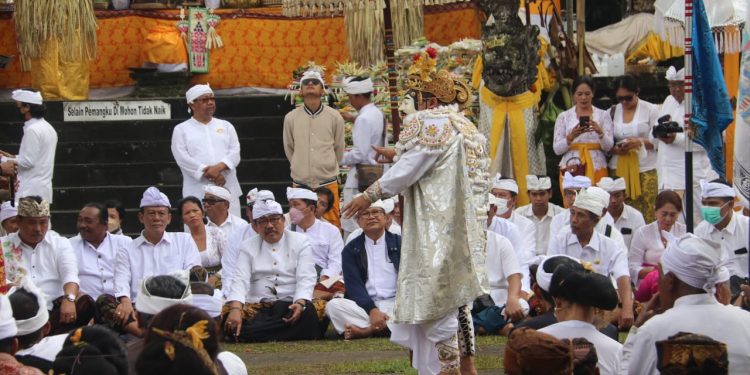 Upacara Prosesi Nyineb di Pura Mandara Giri Semeru Agung, Wagub Cok Ace Apresiasi Umat Hindu Nusantara yang Mau Berbaur