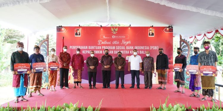 Wagub Cok Ace Hadiri Penyerahan Bantuan Sosial Oleh Bank Indonesia, Harapkan Perekonomian Bali Mulai Beranjak