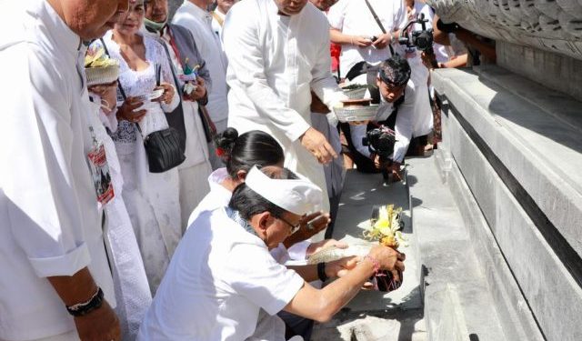 Gubernur Koster Bersama Walikota Jaya Negara Mendem Pedagingan di Pura Dang Kahyangan Payogan Agung Segara Rupek