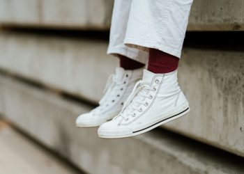 Cara Menjaga Warna Sepatu Putih Agar Tetap Putih Bersih Seperti Awal