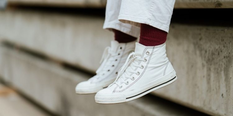 Cara Menjaga Warna Sepatu Putih Agar Tetap Putih Bersih Seperti Awal