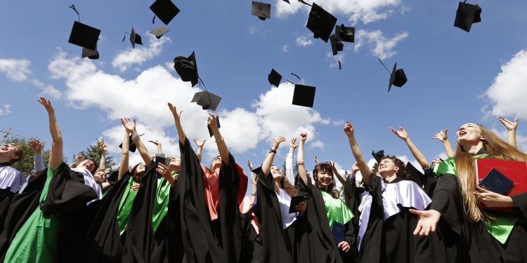 Artis Internasional yang Ternyata Lulusan Universitas Terbaik Dunia