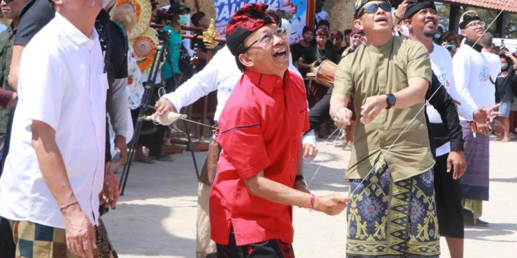 Gubernur Koster Buka Festival Layang – Layangan 2022 Di Pantai Mertasari