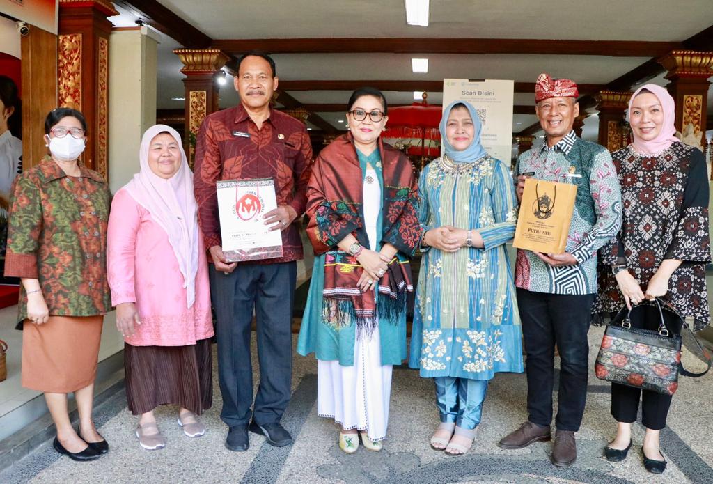 Dampingi Ketua Dekranasda Sumut, Ny. Putri Koster Minta IKM Bali Miliki Identitas Personal Produk untuk Melindungi Motif Karyanya