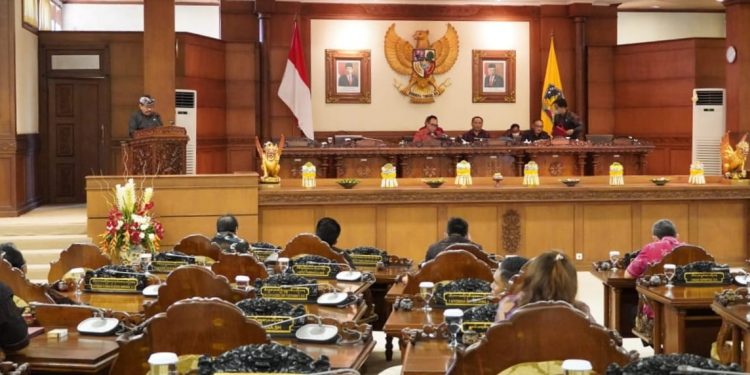 Wagub Cok Ace Jelaskan Pentingnya Perda Tata Cara Penyelenggaraan Cadangan Pangan Pemerintah Provinsi di Depan Anggota Dewan