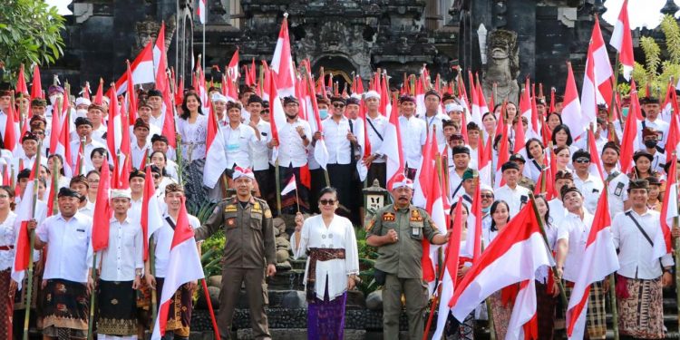 Libatkan 500 Pegawai Pemprov Bali, Ketua TP PKK Ikuti Kegiatan Gebyar Merah Putih