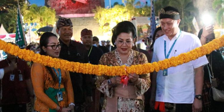 Ketua Dekranasda Bali Hadiri Pembukaan Acara Festival Nusantara Di Garuda Wisnu Kencana