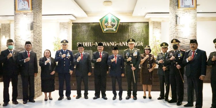 Wagub Cok Ace Pimpin Apel Kehormatan dan Renungan Suci HUT RI ke 77 di TMP Pancaka Tirta