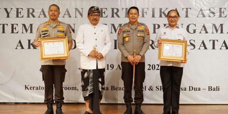 Didampingi Kapolda Bali, Wagub Cok Ace Serahkan Sertifikat Asesmen Keamanan Akomodasi Pariwisata