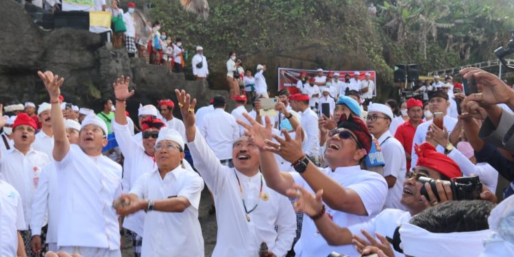 Gubernur Koster Rayakan Rahina Tumpek Uye melalui Upacara Sagara Kerthi di Pura Batur Ancang, Desa Adat Yeh Gangga, Tabanan