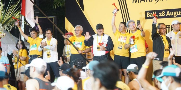 Wakil Gubernur Bali, Tjok. Oka Sukawati Membuka Maybank Marathon 2022