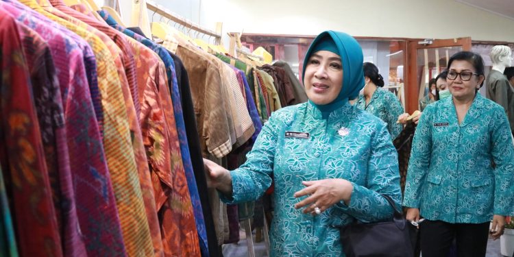 Ketua TP PKK Bali Bersama Ketua Umum TP PKK Pusat Kunjungi Pameran IKM Bali Bangkit Tahap 7