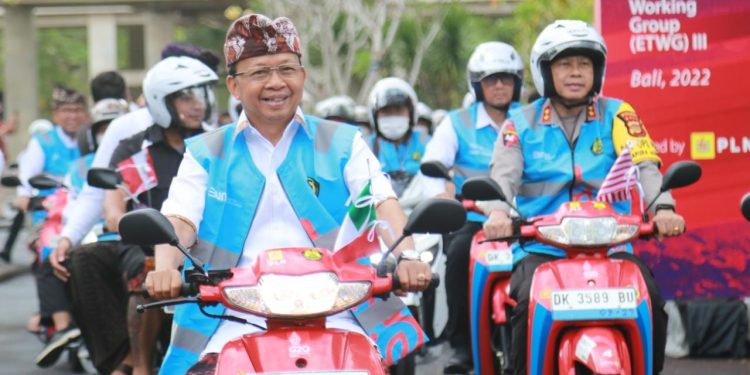 Menteri ESDM Beri Gubernur Wayan Koster Penghargaan Berkat Canangkan Bali sebagai Provinsi Bebas Emisi