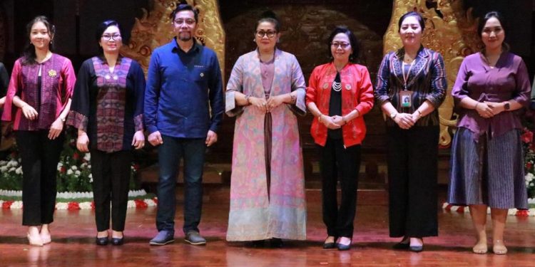Hadiri Peragaan Busana OPD Bali, Ketua Dekranasda Bali Sebut Kegiatan Ini Dapat Dukung Produk IKM