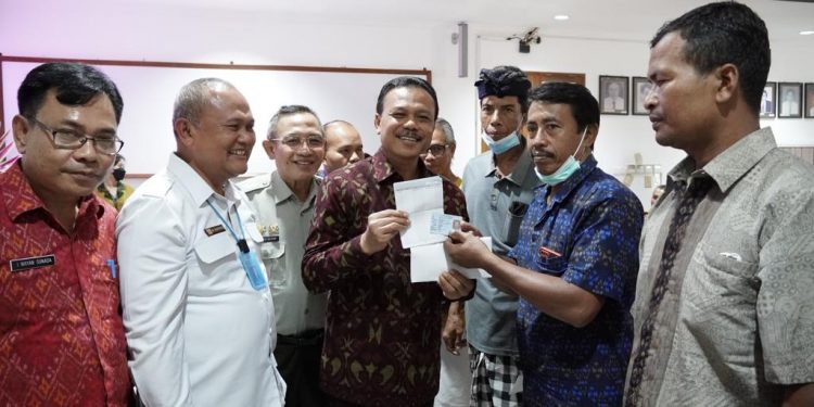 Pemprov Bali Serahkan Bantuan Dari Kementerian Pertanian Kepada Ratusan Peternak Sapi Terdampak PMK
