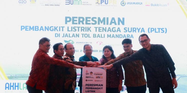 Gubernur Koster Resmikan PLTS Berkapasitas 400 Kwp di Jalan Tol Bali Mandara
