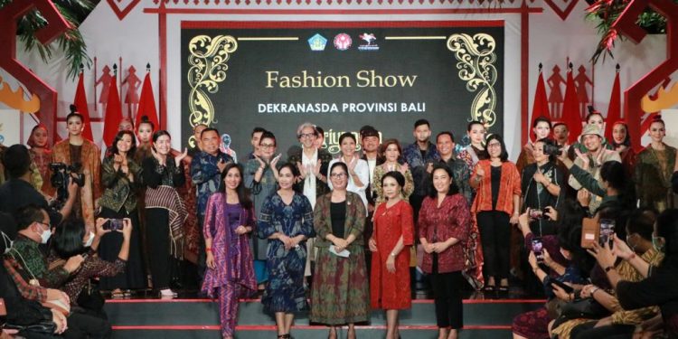 Ketua Dekranasda Provinsi Bali Ny. Putri Koster Pamerkan Tenun Tradisional Endek Bali Dalam Pameran Kriyanusa Tahun 2022