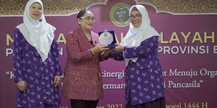 Hadiri Muswil Wanita Islam, Ny. Cok Ace Dorong Sinergitas Organisasi Wanita