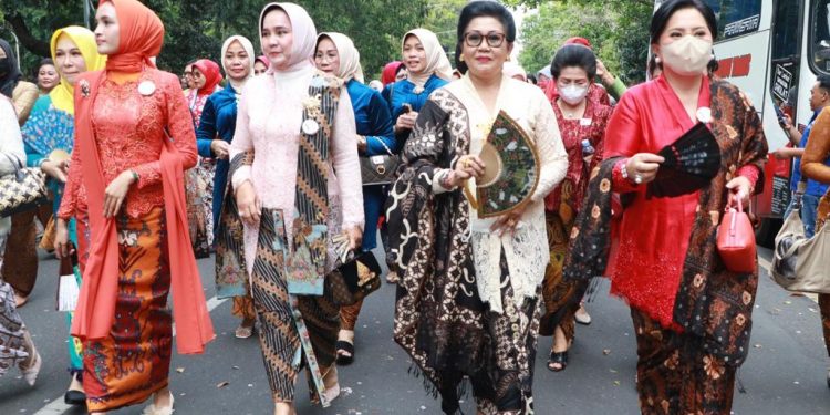 Peringati Hari Batik Nasional, Ny. Putri Koster Ikuti Parade Berkebaya Bersama Ibu Negara