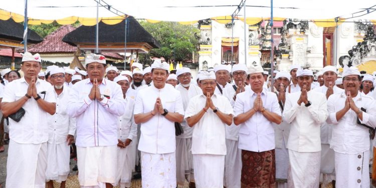 Gubernur Koster Ajak Masyarakat Di Pura Kahyangan Jagat Batu Medau Mendoakan KTT G20 Berjalan Lancar