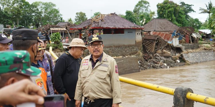 Tinjau Kondisi Jembatan Bilukpoh – Jembrana, Wagub Cok Ace Minta Bupati/ Walikota Menjamin Ketersediaan Pangan, Akomodasi dan Logistik Warganya