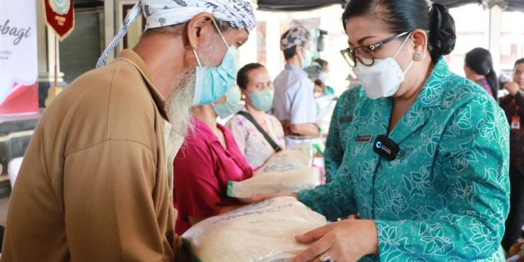 Ketua TP PKK  Bali Pada Acara “Aksi Sosial Menyapa dan Berbagi” di Kabupaten Tabanan
