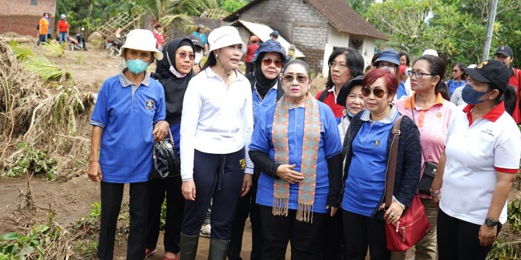 Ketua BKOW Provinsi Bali Serahkan Bantuan Kepada Warga Terdampak Banjir di Desa Sangkaragung Jembrana