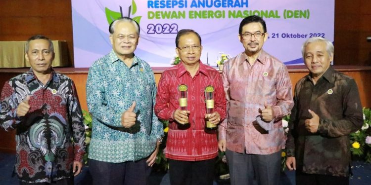 Tunjukkan Komitmen Transisi Energi Bersih, Gubernur Koster Raih Dua Penghargaan DEN
