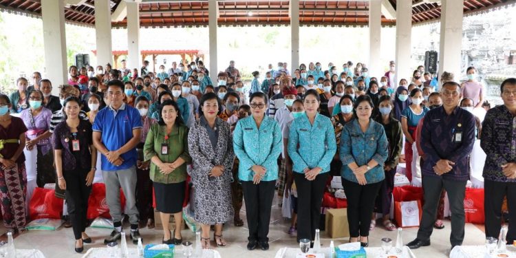 Ketua TP PKK Prov Bali Pada Acara “Aksi Sosial Menyapa dan Berbagi” di Kabupaten Jembrana