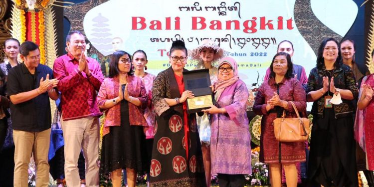 Ketua Dekransda Bali Resmi Tutup Pameran IKM Bali Bangkit Tahap 8 Tahun 2022