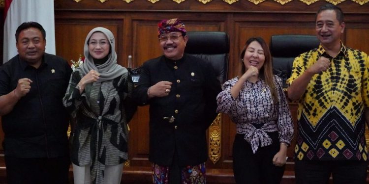 Sambut Kunker Baleg DPR RI, Wagub Cok Ace Jabarkan Kebijakan Pengelolaan Sampah di Bali