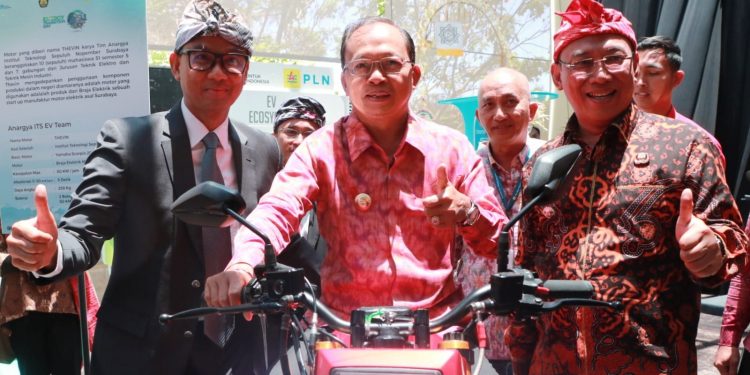 Gubernur Koster Bersama Direktur Utama Pt. Pln Resmikan Plts Terapung Waduk Muara Nusa Dua, Plts Atap & Plt Hybrid Di Nusa Penida