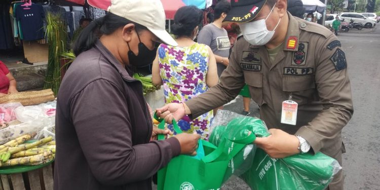 Sasar Tiga Pasar Tradisional, Satpol PP Bali Bagi Seribu Tas Ramah Lingkungan